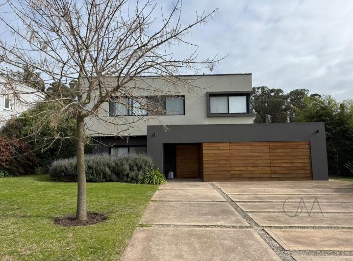 Casa · 250m² · 5 Ambientes · 2 Cocheras