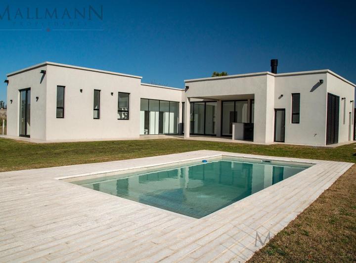 Casa · 180m² · 5 Ambientes · 2 Cocheras