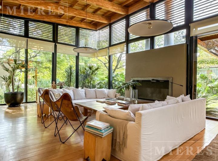 Casa · 284m² · 5 Ambientes · 2 Cocheras