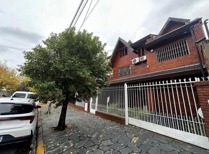 Casa · 392m² · 4 Ambientes · 2 Cocheras
