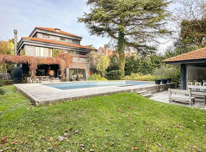 Casa · 603m² · 8 Ambientes · 2 Cocheras