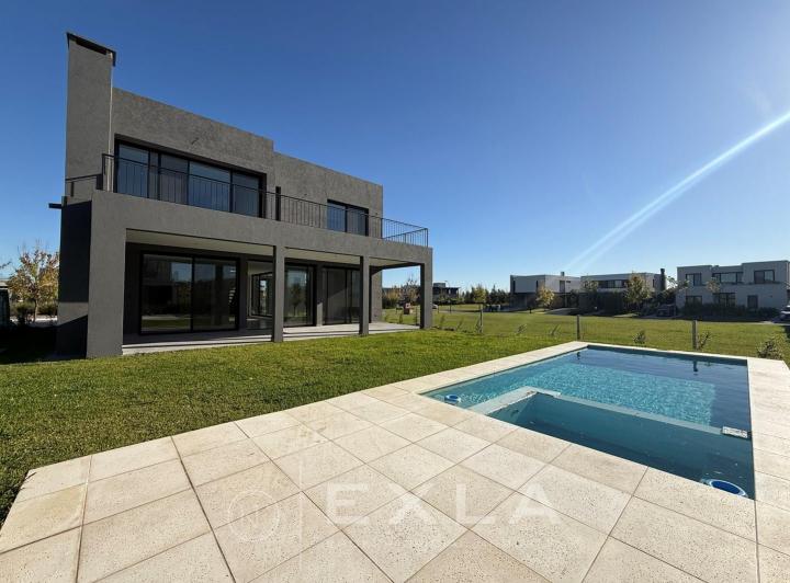 Casa · 250m² · 5 Ambientes · 1 Cochera
