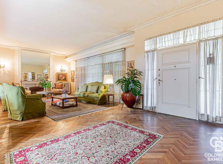 Casa · 527m² · 6 Ambientes · 1 Cochera