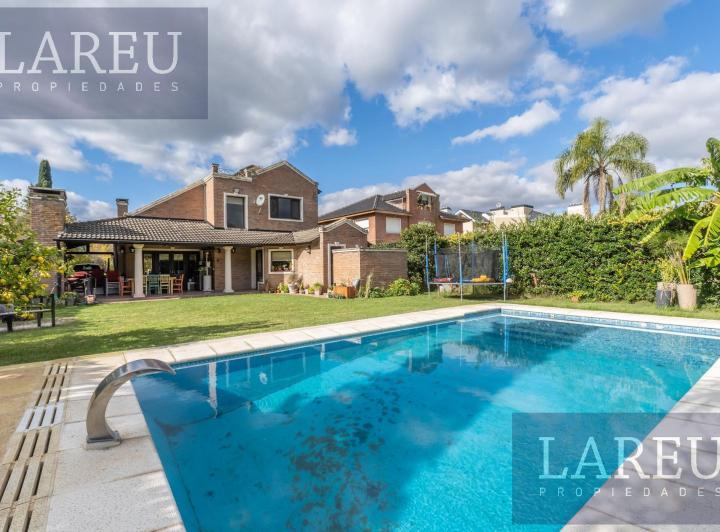 Casa · 263m² · 5 Ambientes · 2 Cocheras