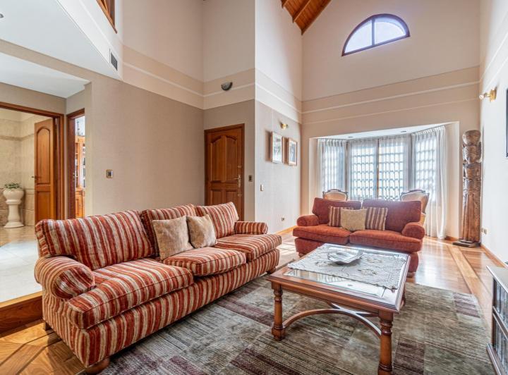 Casa · 355m² · 5 Ambientes · 3 Cocheras