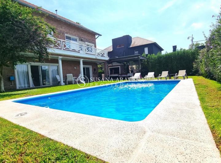 Casa · 412m² · 6 Ambientes · 1 Cochera