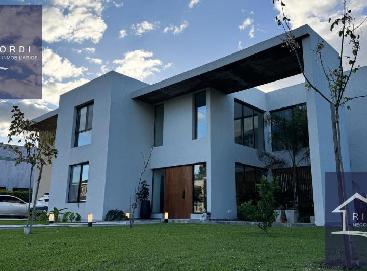 Casa · 265m² · 5 Ambientes · 2 Cocheras