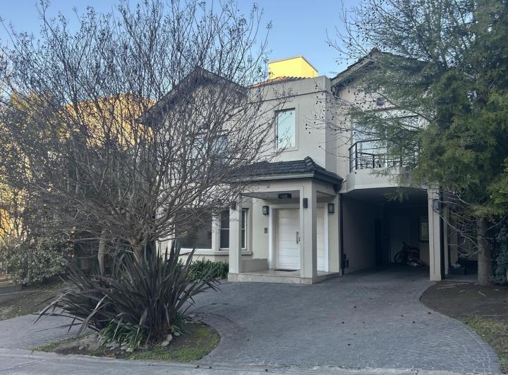 Casa · 350m² · 6 Ambientes · 1 Cochera