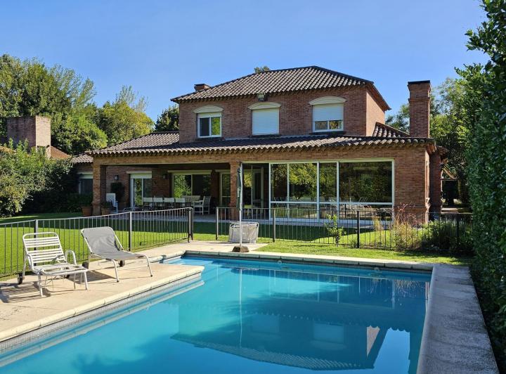 Casa · 364m² · 6 Ambientes · 2 Cocheras
