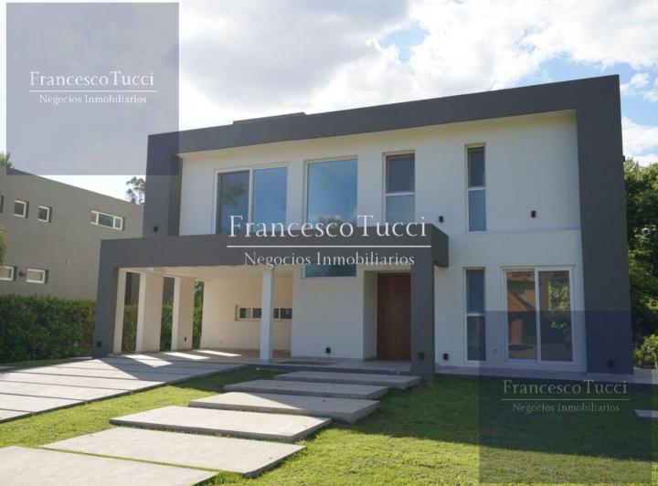 Casa · 275m² · 5 Ambientes · 2 Cocheras