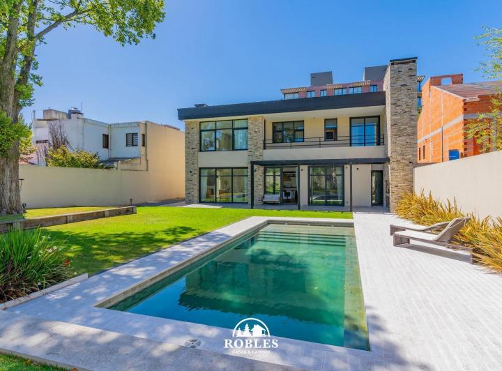 Casa · 350m² · 4 Ambientes · 1 Cochera