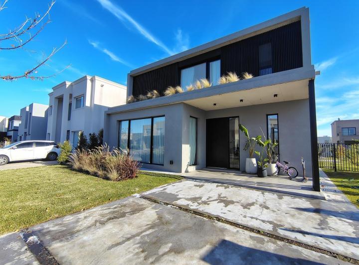 Casa · 207m² · 5 Ambientes · 4 Cocheras