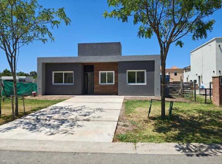 Casa · 140m² · 3 Dormitorios · 2 Cocheras