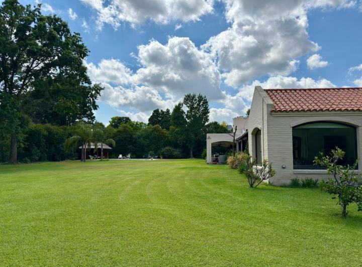Casa · 300m² · 9 Ambientes · 4 Cocheras