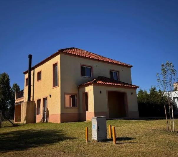 Casa · 216m² · 4 Ambientes · 2 Cocheras