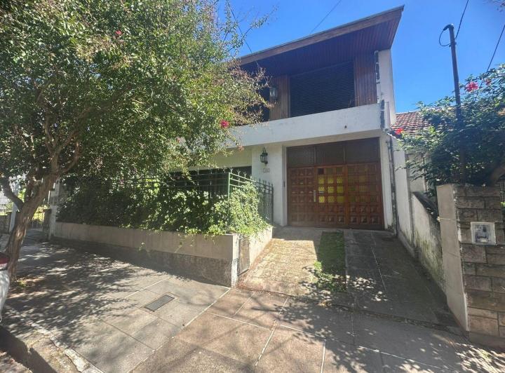 Casa · 240m² · 4 Ambientes · 1 Cochera
