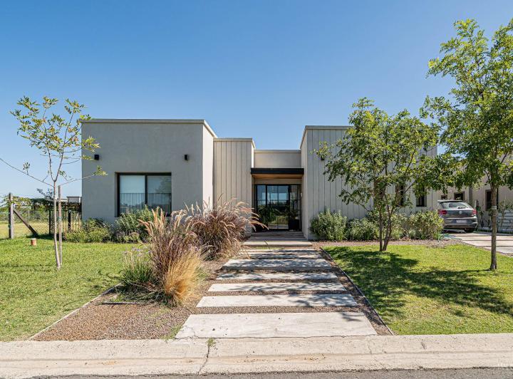 Casa · 144m² · 3 Ambientes · 2 Cocheras
