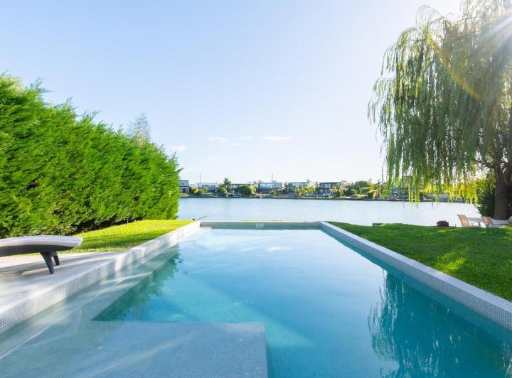 Casa · 245m² · 5 Ambientes · 2 Cocheras