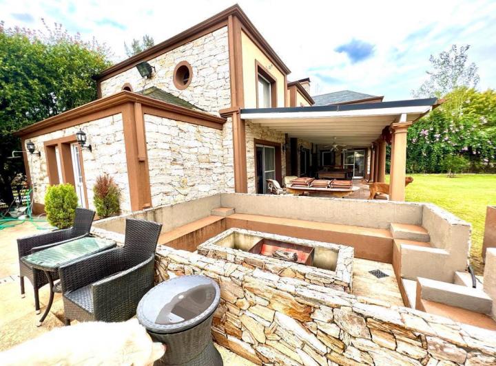 Casa · 225m² · 6 Ambientes · 1 Cochera
