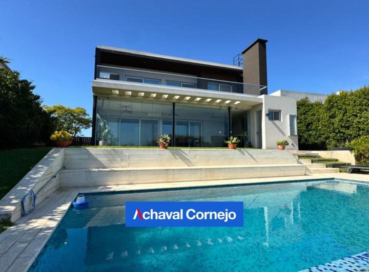 Casa · 240m² · 6 Ambientes · 4 Cocheras
