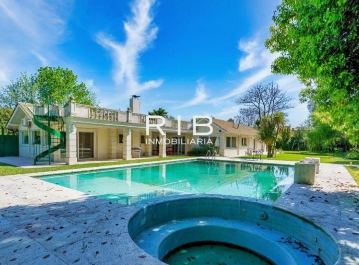 Casa · 364m² · 6 Ambientes · 4 Cocheras