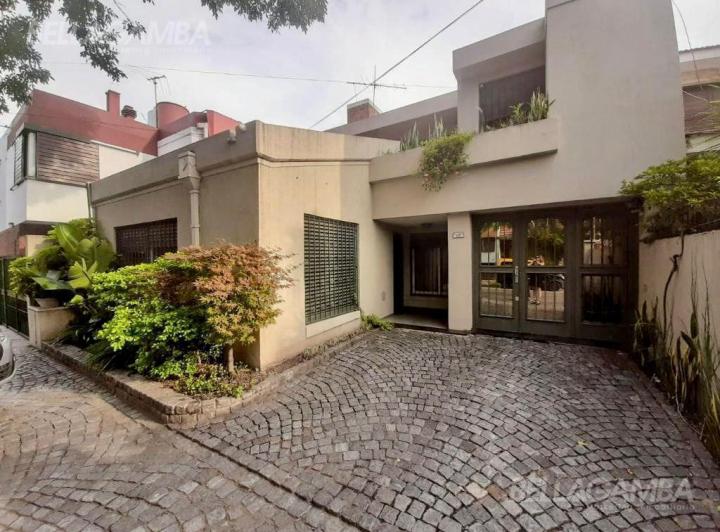 Casa · 230m² · 5 Ambientes · 2 Cocheras