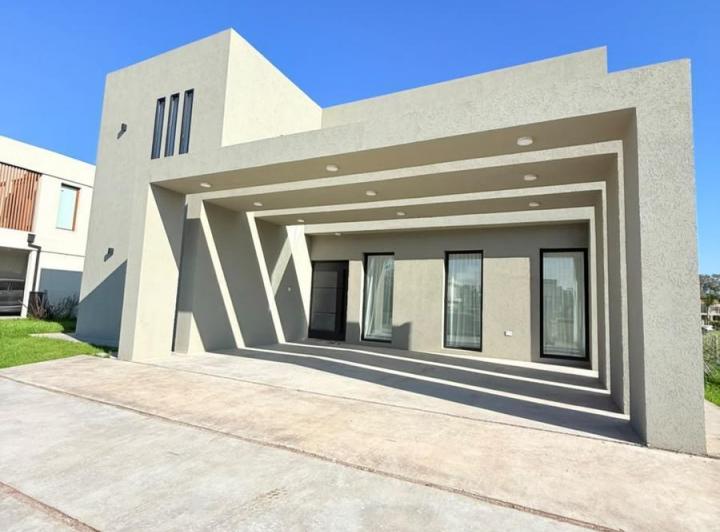 Casa · 240m² · 5 Ambientes · 4 Cocheras