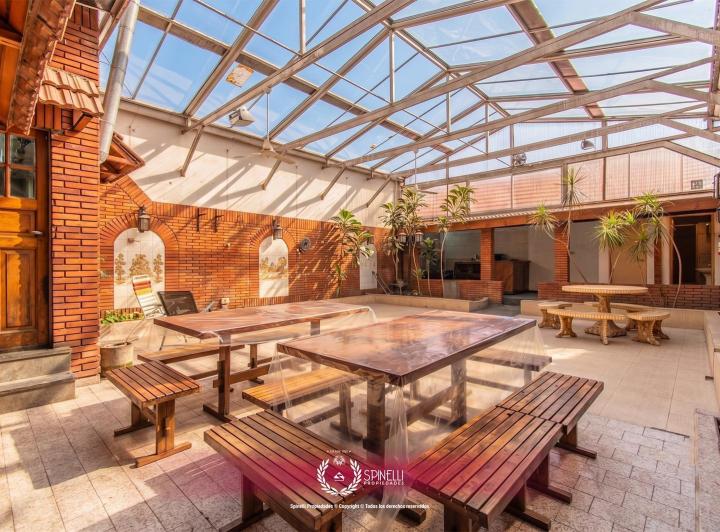Casa · 320m² · 4 Ambientes · 1 Cochera