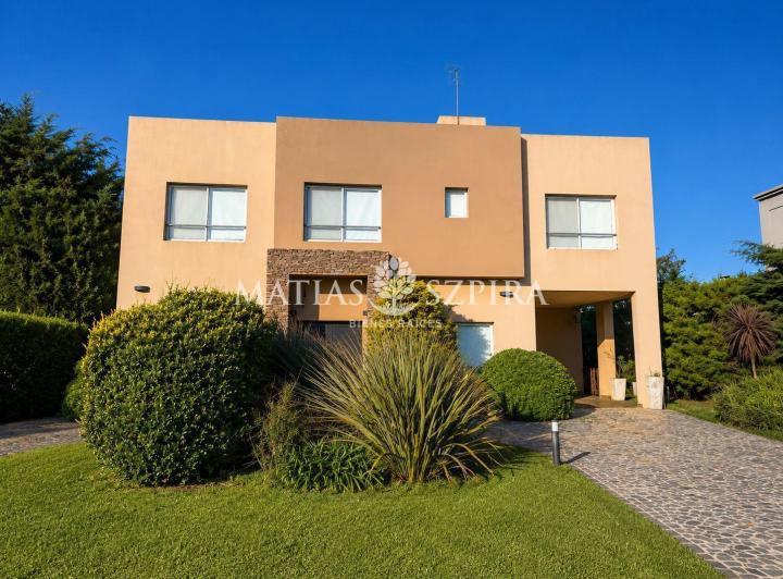 Casa · 200m² · 5 Ambientes · 1 Cochera