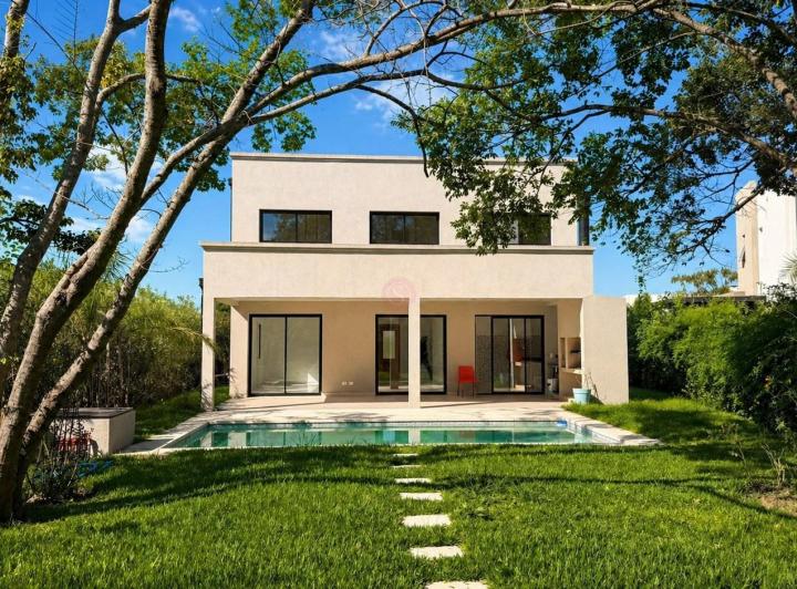 Casa · 220m² · 6 Ambientes · 1 Cochera