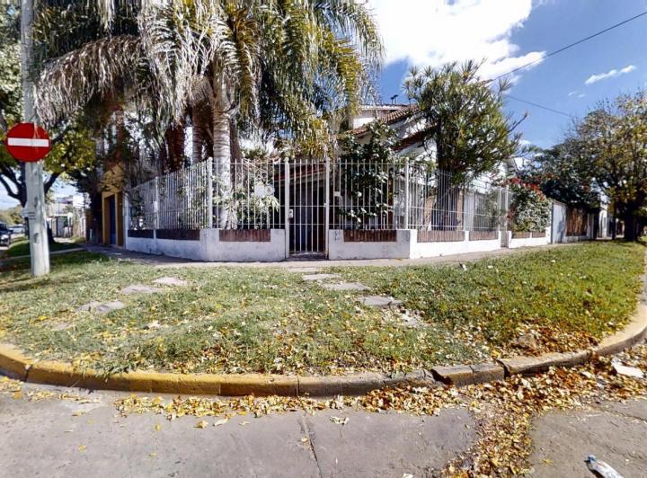 Casa · 140m² · 4 Ambientes · 2 Cocheras
