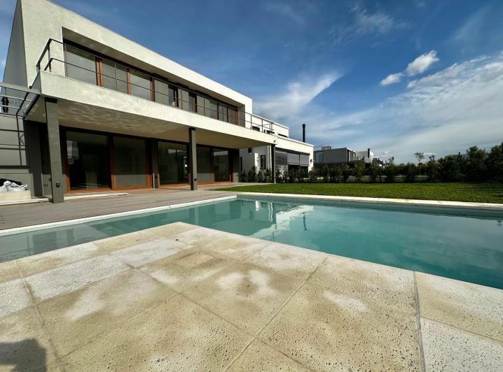 Casa · 284m² · 6 Ambientes · 4 Cocheras