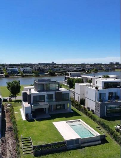 Casa · 422m² · 6 Ambientes · 2 Cocheras