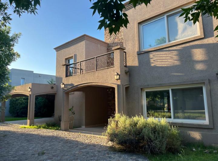 Casa · 208m² · 5 Ambientes · 2 Cocheras