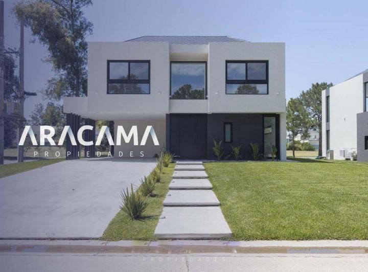 Casa · 251m² · 5 Ambientes · 2 Cocheras