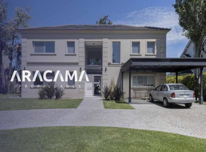 Casa · 251m² · 5 Ambientes · 2 Cocheras