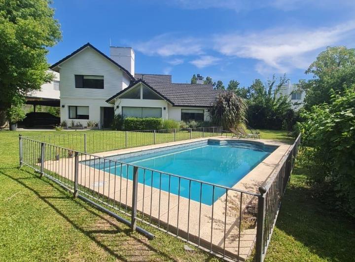 Casa · 250m² · 6 Ambientes · 1 Cochera