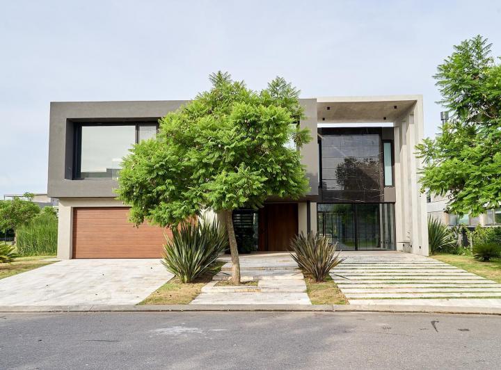 Casa · 590m² · 8 Ambientes · 6 Cocheras