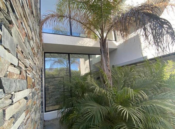 Casa · 284m² · 7 Ambientes · 2 Cocheras