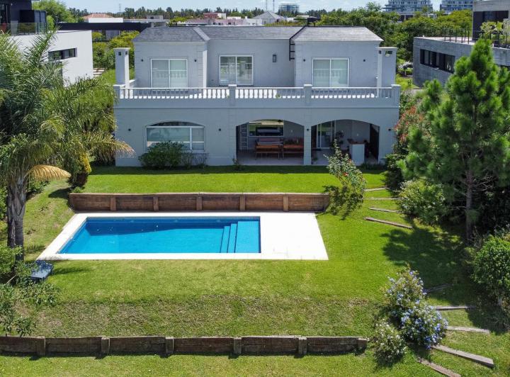 Casa · 277m² · 6 Ambientes · 2 Cocheras