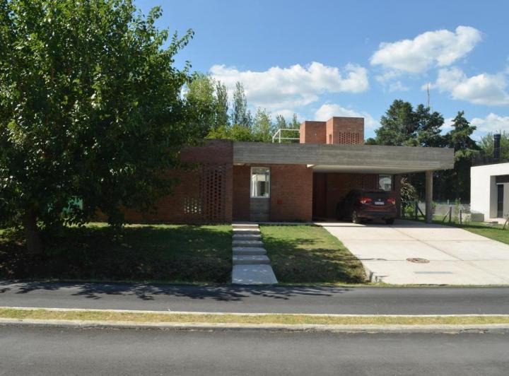 Casa · 182m² · 4 Ambientes · 5 Cocheras