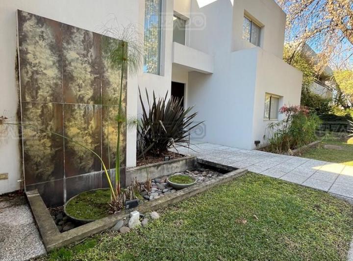 Casa · 489m² · 8 Ambientes · 4 Cocheras