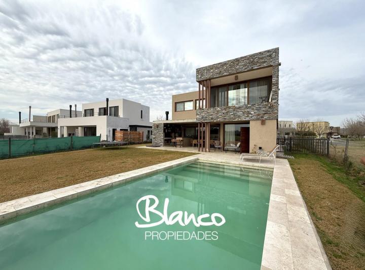 Casa · 400m² · 8 Ambientes · 2 Cocheras