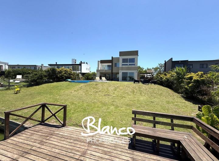 Casa · 270m² · 6 Ambientes · 1 Cochera