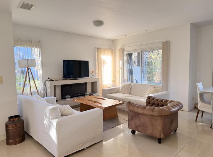 Casa · 226m² · 6 Ambientes · 2 Cocheras