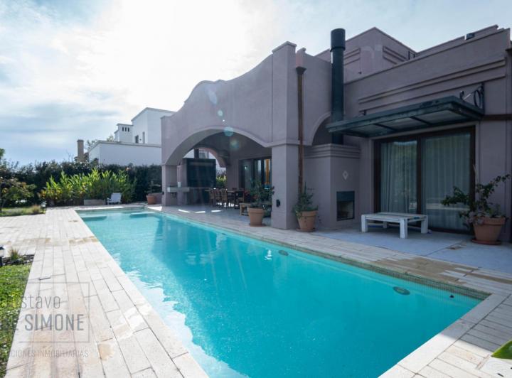 Casa · 320m² · 4 Ambientes · 1 Cochera