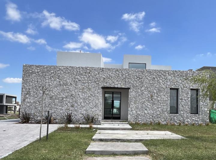 Casa · 223m² · 6 Ambientes · 2 Cocheras
