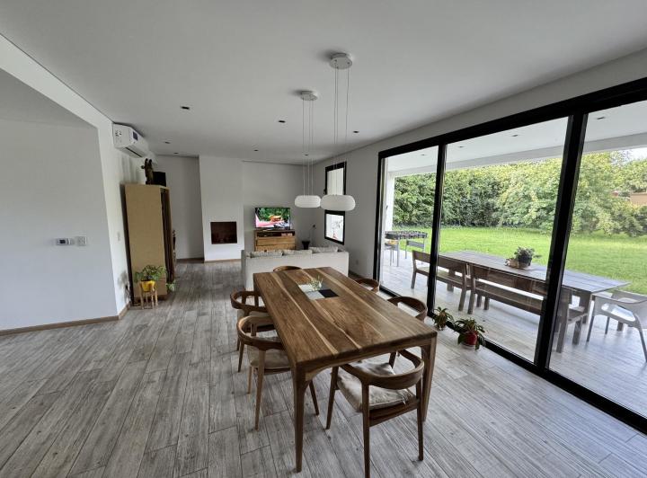 Casa · 220m² · 6 Ambientes · 4 Cocheras