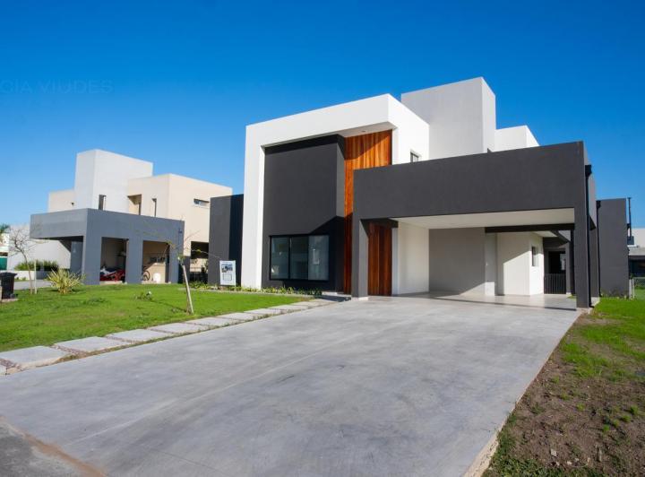 Casa · 211m² · 5 Ambientes · 2 Cocheras