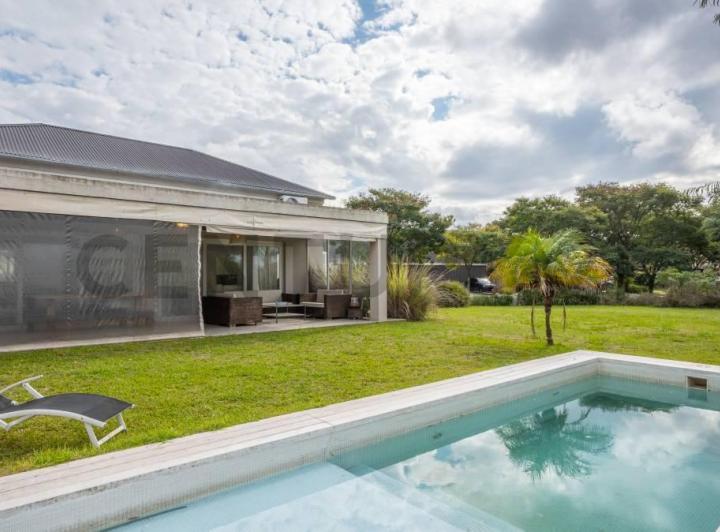 Casa · 282m² · 5 Ambientes · 4 Cocheras